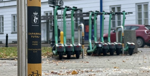 Zakaz wjazdu hulajnóg elektrycznych w Warszawie. Są nowe przepisy
