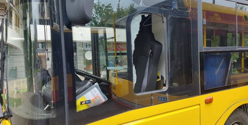 Miał wybić szybę w autobusie i znieważyć policjantów. Był poszukiwany do odbycia kary więzienia