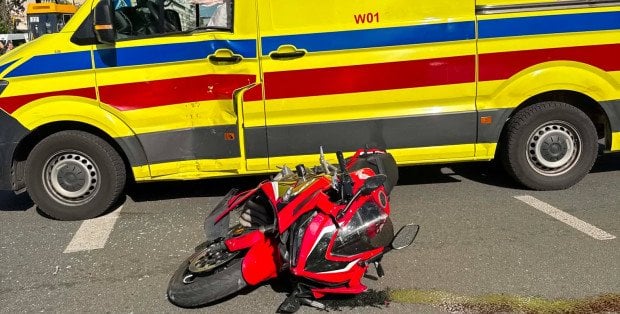 Motocykl uderzył w karetkę na sygnale. Groźny wypadek na Grochowskiej