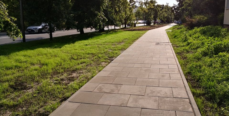 Zaskakująca inwestycja. Drogowcy zdemontowali chodnik... i przesunęli go o metr