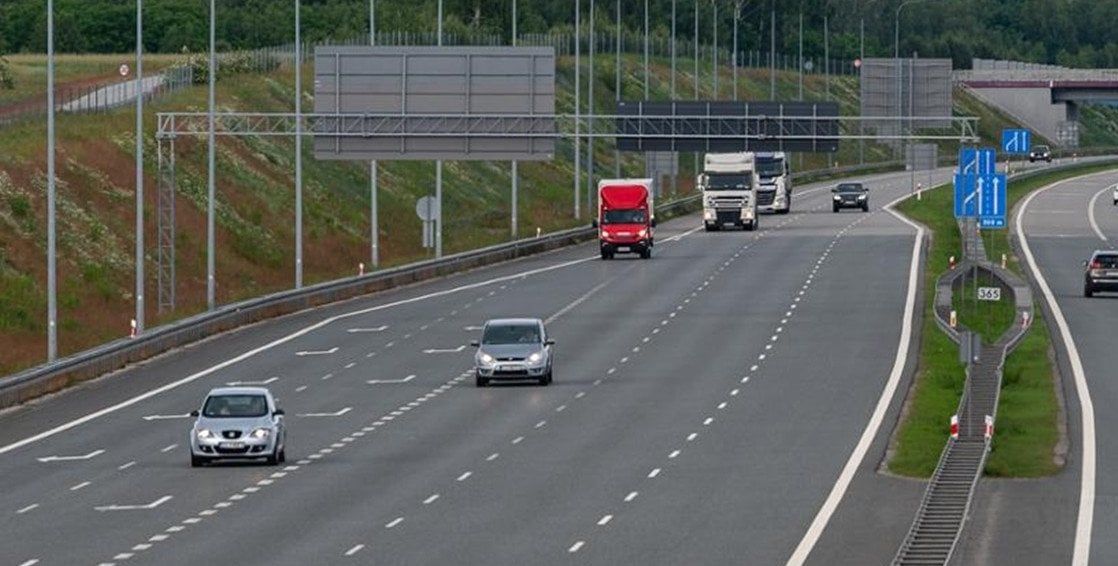 Wypadek ciężarówki i autobusu na A2. Autostrada w stronę Poznania zablokowana