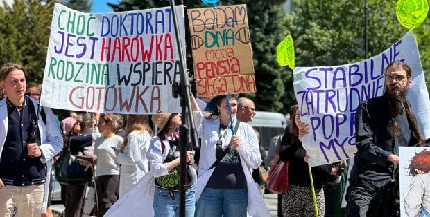 Protest naukowców przed Sejmem. Chcą wyższych płac i finansowania badań