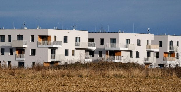 "Dojeżdżają do Warszawy luksusowymi autami, a nie mają wody". Problemy mieszkańców Józefosławia