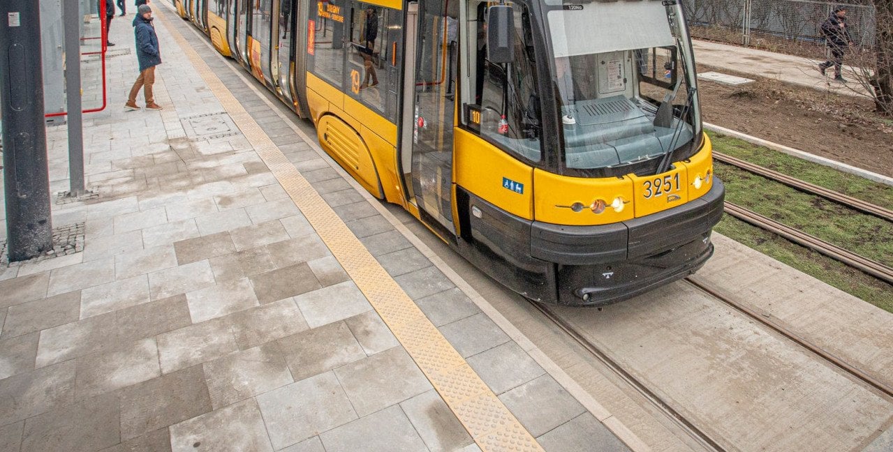 Pieszy został potrącony przez tramwaj. Na ul. Obozowej występują utrudnienia