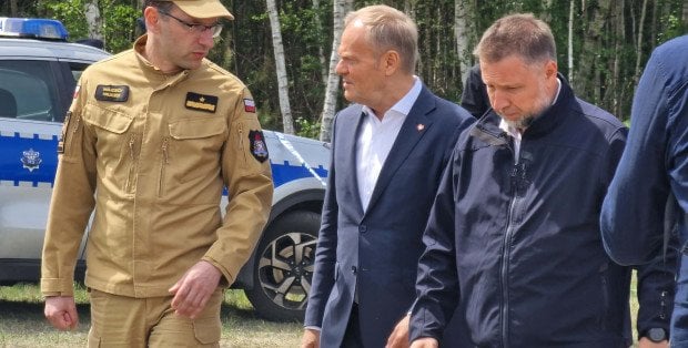 Pożar pod Warszawą. Premier na miejscu akcji gaśniczej