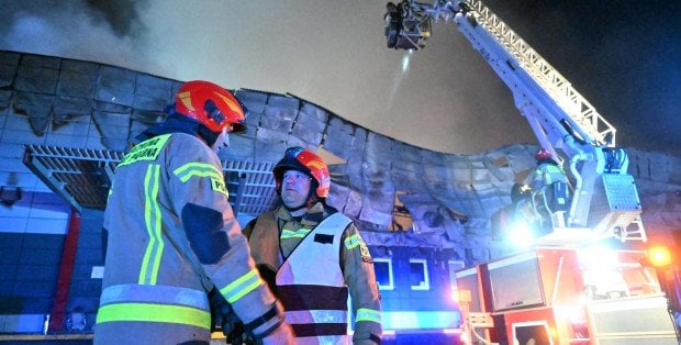 Pożar hali w Płocku. Na miejscu przez cały czas są strażacy, akcja może potrwać choćby do wieczora
