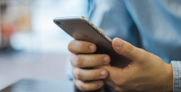 Zakaz korzystania ze telefonów w szkołach. Jest decyzja rządu