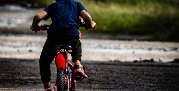 Kaski dla dzieci na rowerach i e-hulajnogach obowiązkowe. Co grozi za nieprzestrzeganie nowych przepisów?