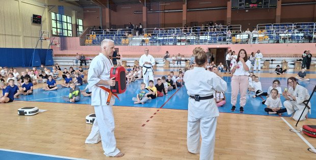 "Rozwija pewność siebie, dobre samopoczucie u dzieci". Wielki trening karate w Siedlcach
