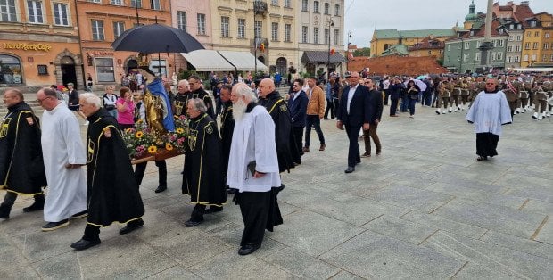 Obchody Bożego Ciała. Tysiące wiernych na centralnej procesji w Warszawie