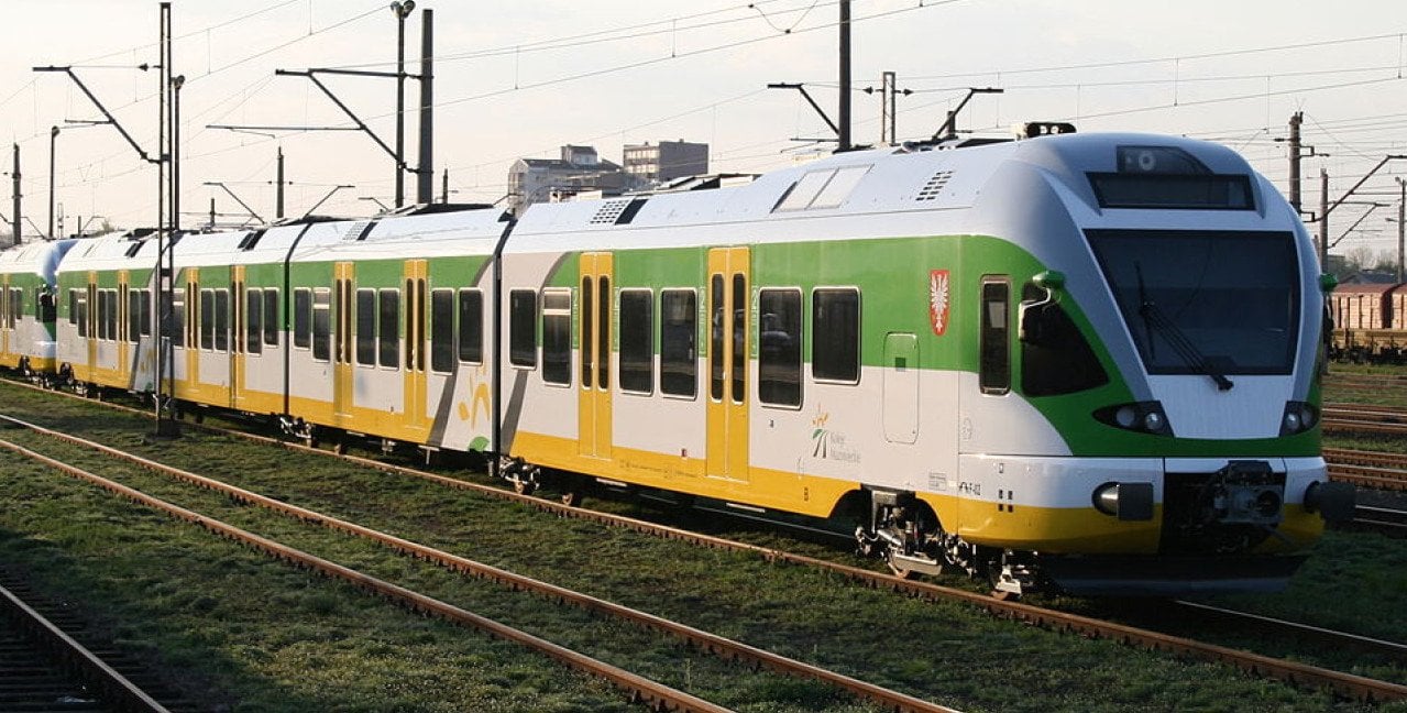 Trainsurfing w Wołominie? Policja szuka osoby, która trzymała się boku jadącego pociągu