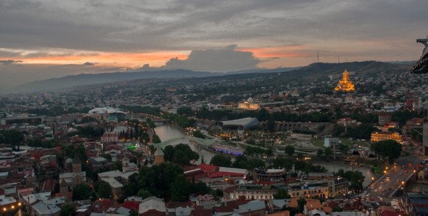 Jak zaplanować wakacje w Gruzji? "Pałac Kultury" z Tibilisi