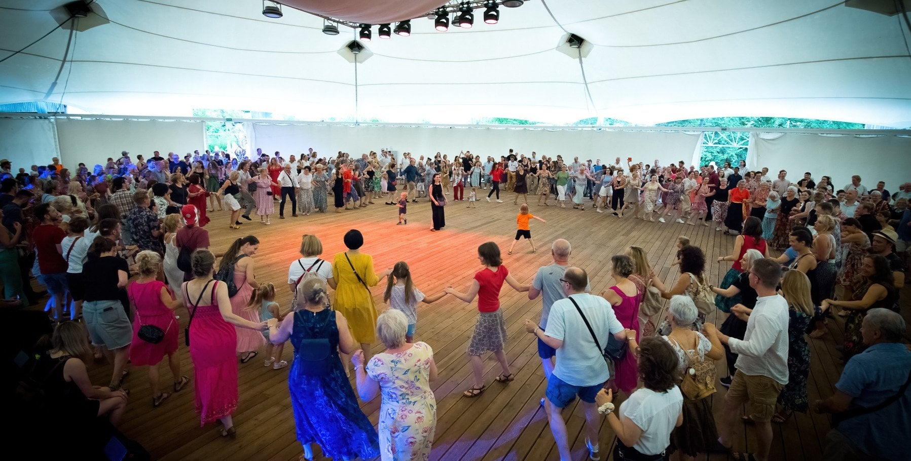 Letnie Potańcówki na Grochowskiej. Od skocznych polek i oberków, po elegancję przedwojennych dansingów
