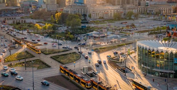 Zamknięte przejazdy przez tory w Alejach Jerozolimskich. Duże utrudnienia w centrum Warszawy
