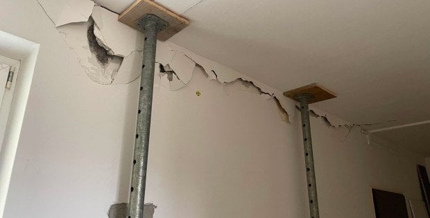 Ściany pękają, tynk spada im na głowy. Blok na Ursynowie grozi zawaleniem?