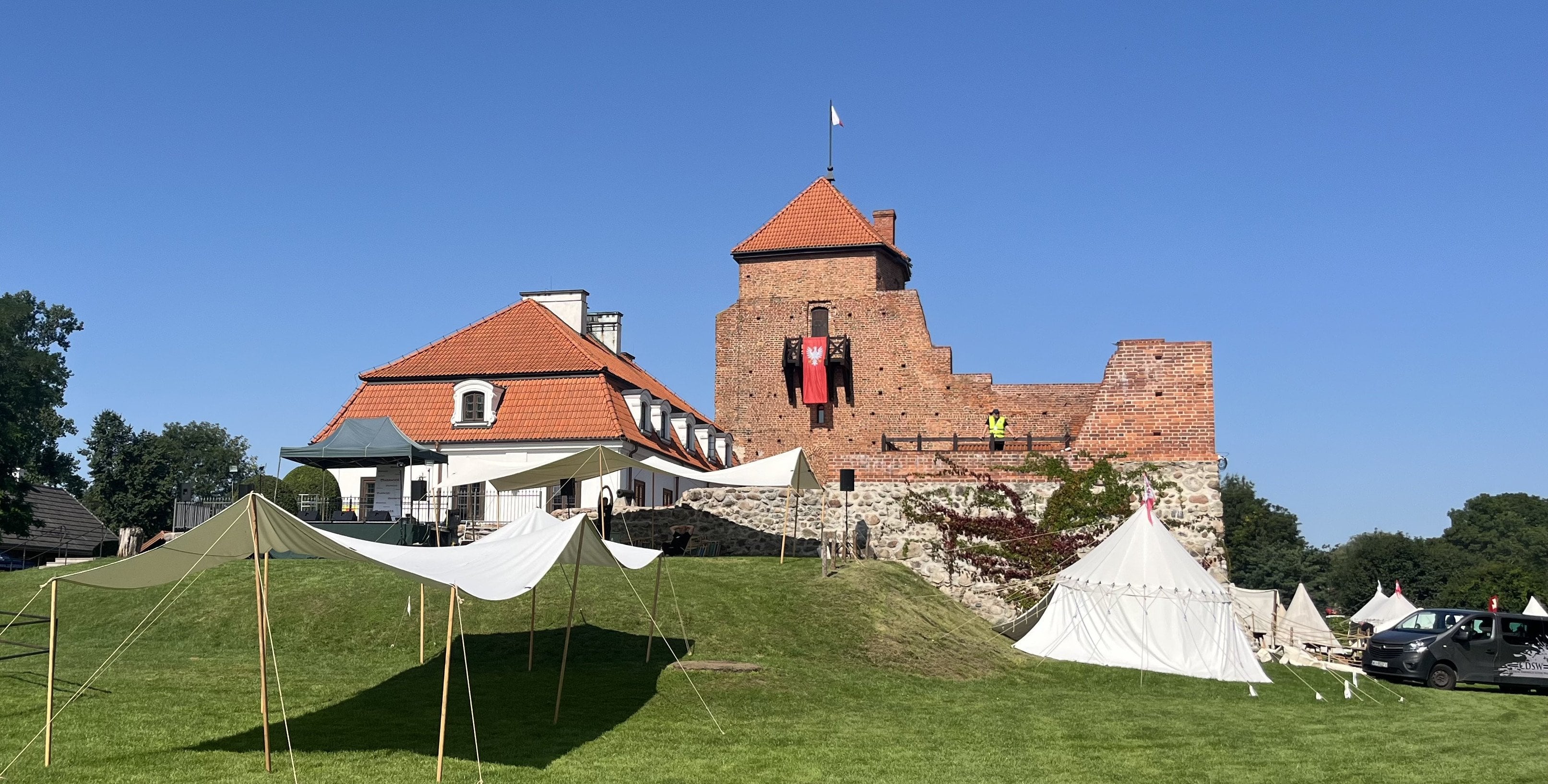 Miał odwagę, by kłamać w żywe oczy. Jak Otto Warpechowski uratował zamek w Liwie?