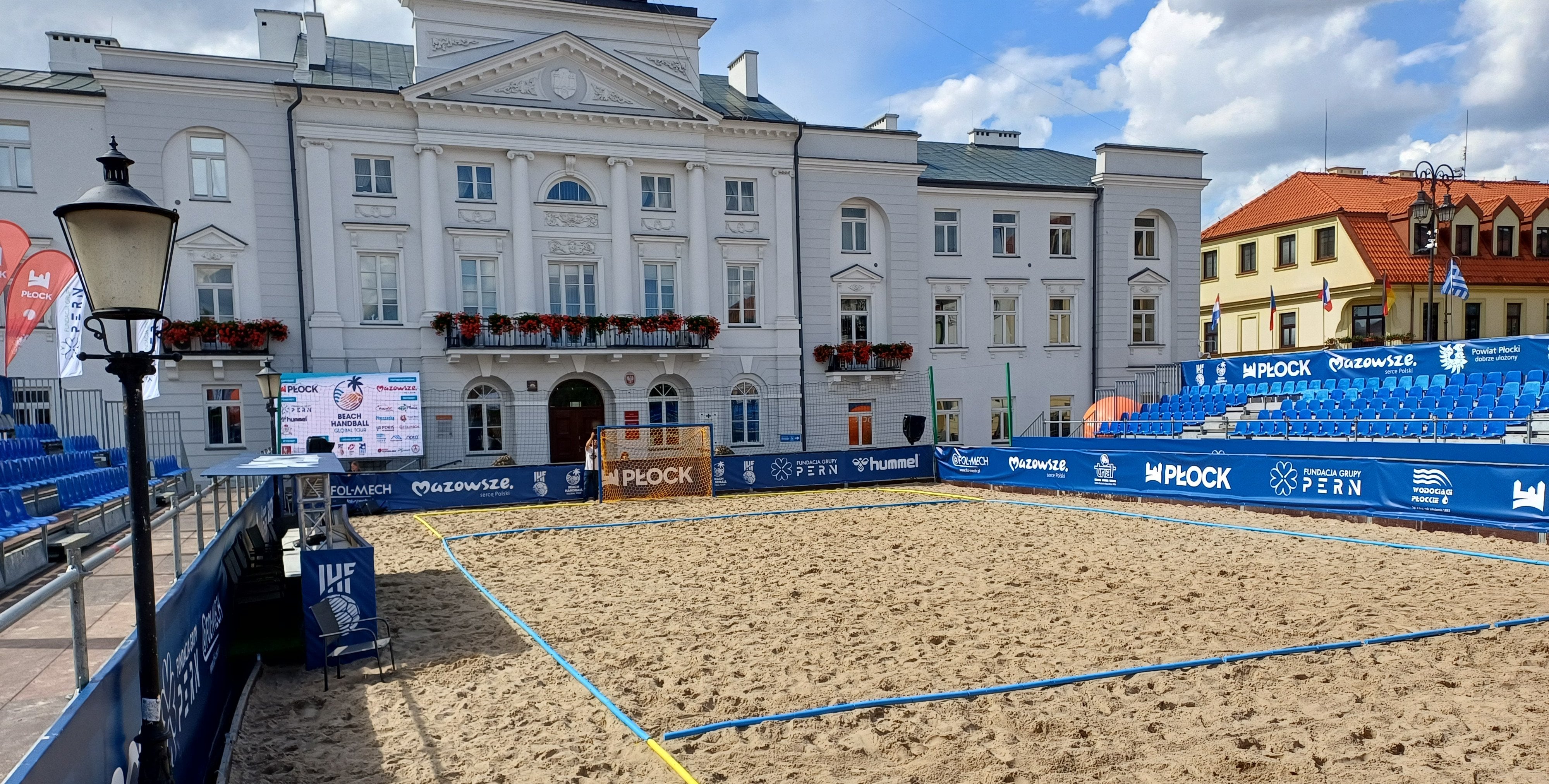 Szczypiorniści na piasku przed ratuszem. W Płocku rusza Międzynarodowy Turniej Piłki manualnej Plażowej