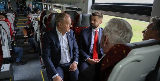 Ruszył pociąg z Ostrołęki do Łomży. Jednym z pierwszych pasażerów był ... premier