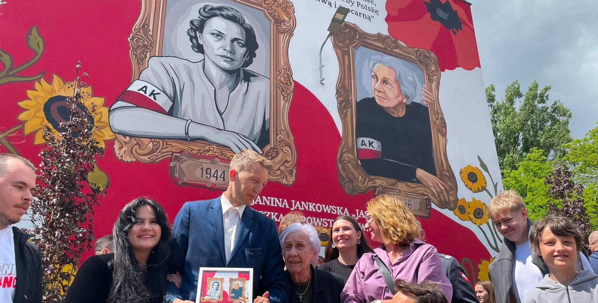 Była sanitariuszką Powstania Warszawskiego. Odsłonięto jej mural na jednej ze szkół