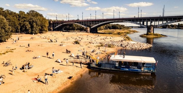 Baseny otwarte, kąpielisko, warszawskie plaże. Gdzie wybrać się w upalne dni w stolicy?