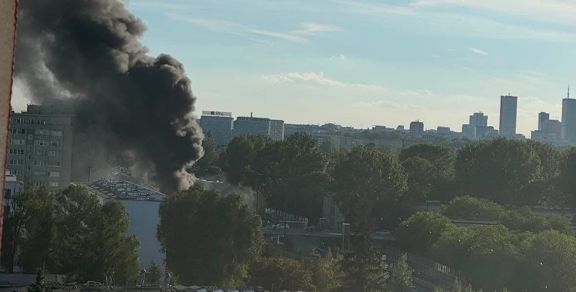 Kłęby dymu nad Warszawą. Na Pradze zapłonął miejski autobus