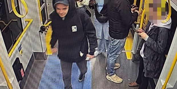 Pobił 37-latka z USA w tramwaju, a potem usiadł obok. Policja szuka napastnika