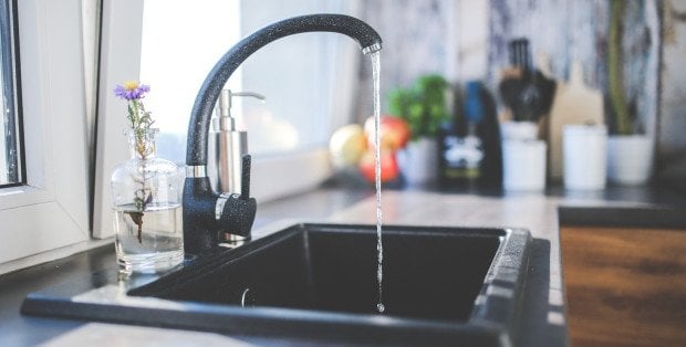 Trzeba ją gotować przez dwie minuty. Bakterie coli w wodociągach w Skórcu i Mokodobach