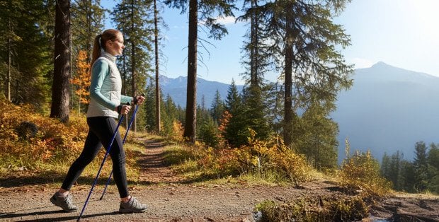 Kijki do nordic walkingu, plecaki biegowe i plecak trekkingowy – sprzęt do ruchu przez cały rok