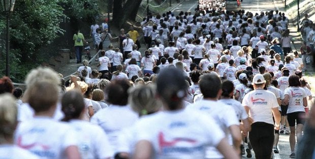Kobiety biegną przez Warszawę. Utrudnienia w Śródmieściu