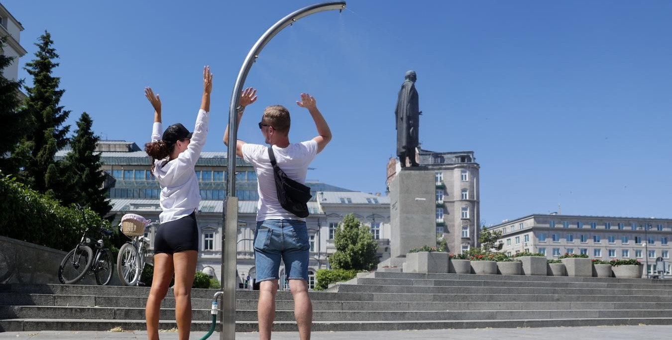 Upały w Warszawie. Gdzie skorzystać ze zraszaczy i poidełek?