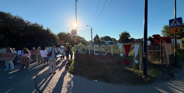 "Hałas, kurz, niebezpieczeństwo dla dzieci". Mieszkańcy Siekierek nie chcą ciężarówek
