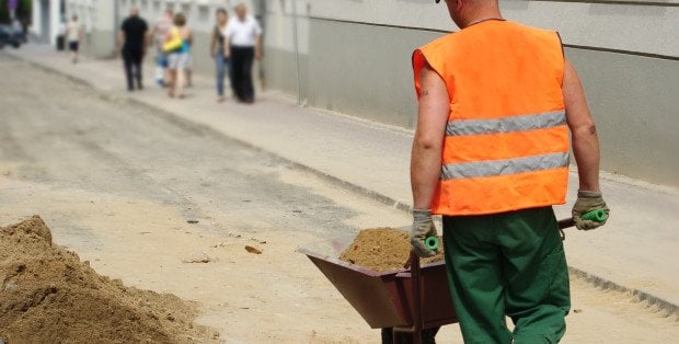 Praca w upały. Jakie obowiązki ma pracodawca?