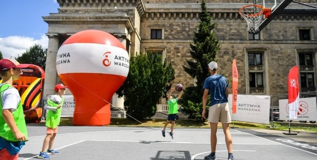 Aktywne wakacje w centrum Warszawy. Rusza Rodzinna Strefa Sportu