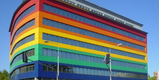 Miał obrzucać kamieniami siedzibę US. Policjanci zatrzymali mężczyznę na Pradze Północ