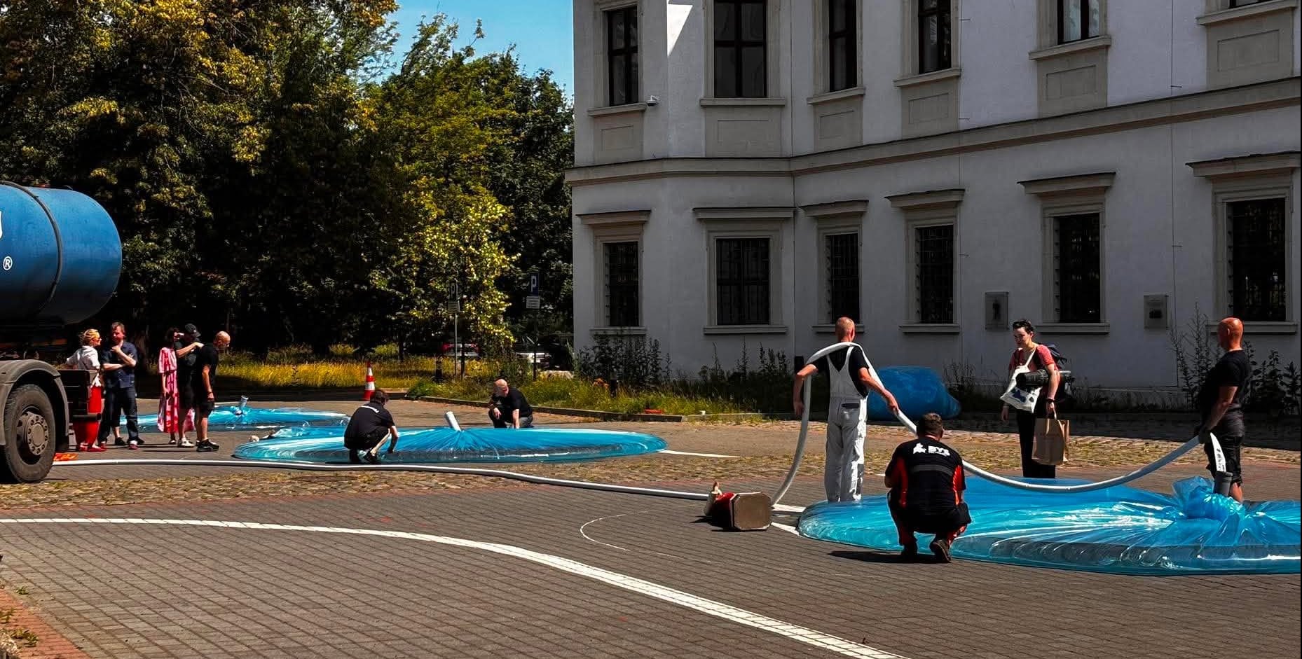 Napełnili worki wodą i przykryli nimi figury Jezusa i Maryi. Zaskakująca instalacja w Warszawie