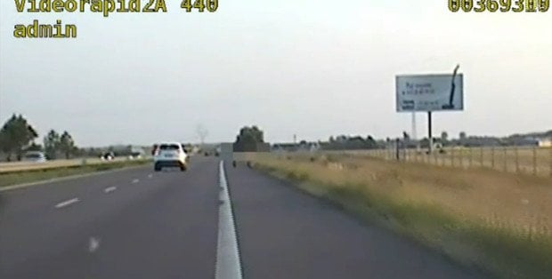 Pod prąd na ekspresówce. Podróż ośmio- i dziewięciolatka przerwała policja
