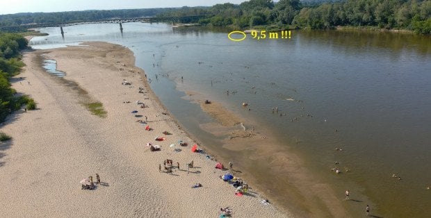 Prawie 10-metrowy dół w rzece tuż przy plaży. Ratownicy apelują