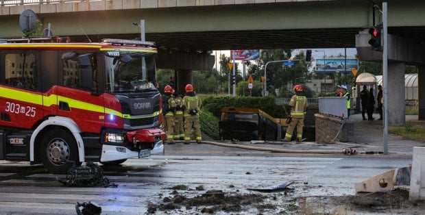 Autobus zderzył się z siedmioma autami i wjechał w przejście podziemne. Są ranni