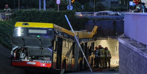 Autobus miejski wjechał w przejście podziemne. MZA zabrały głos