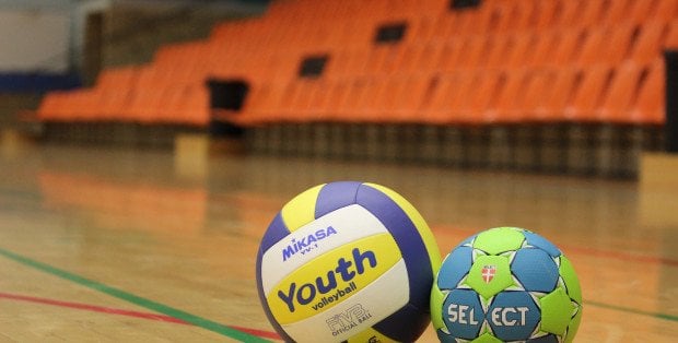 Wybudował dwie hale, obie ze złymi dachami. Dwie szkoły w Siedlach bez obiektów sportowych
