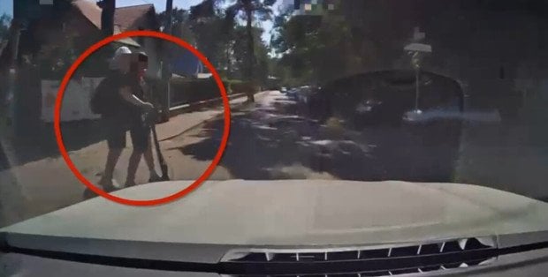 Wypadek nastolatków na hulajnodze w Józefowie. Kaski uchroniły przed tragedią