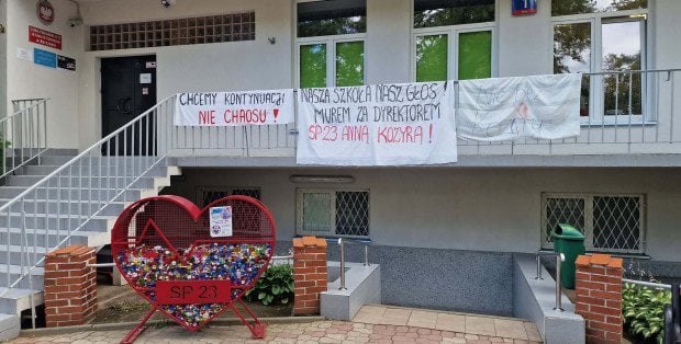 Protest ws. dyrektorki w podstawówce na Ochocie. "Chcemy kontynuacji – nie chaosu"