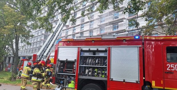 Pożar na Mokotowie. Płonie budynek w trakcie budowy