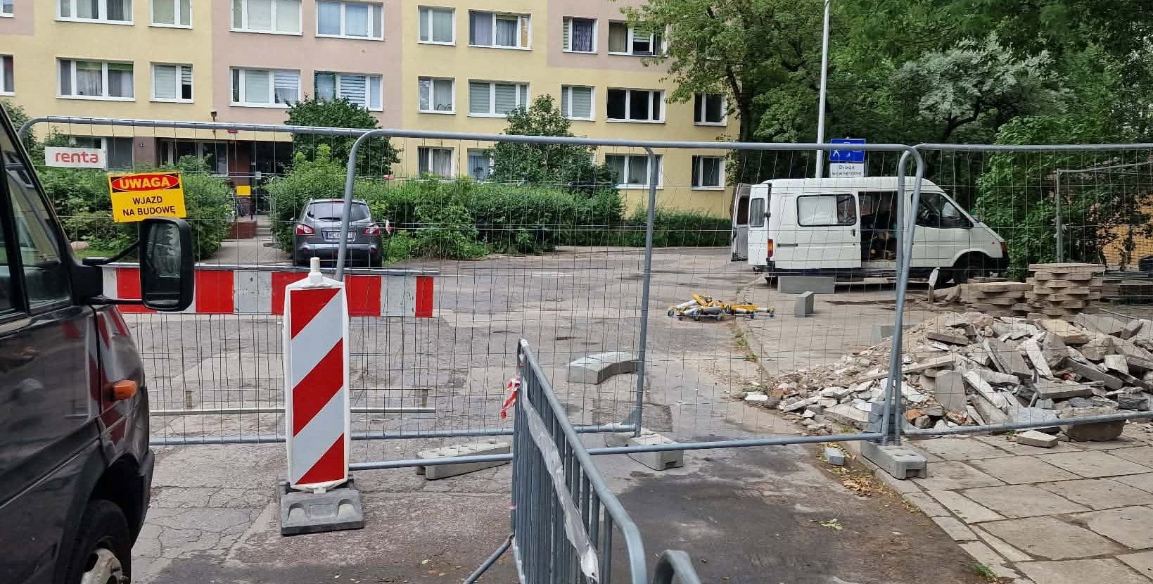 Remont osiedlowej drogi utrudnia im życie. "Góra śmieci, odcięty dojazd"