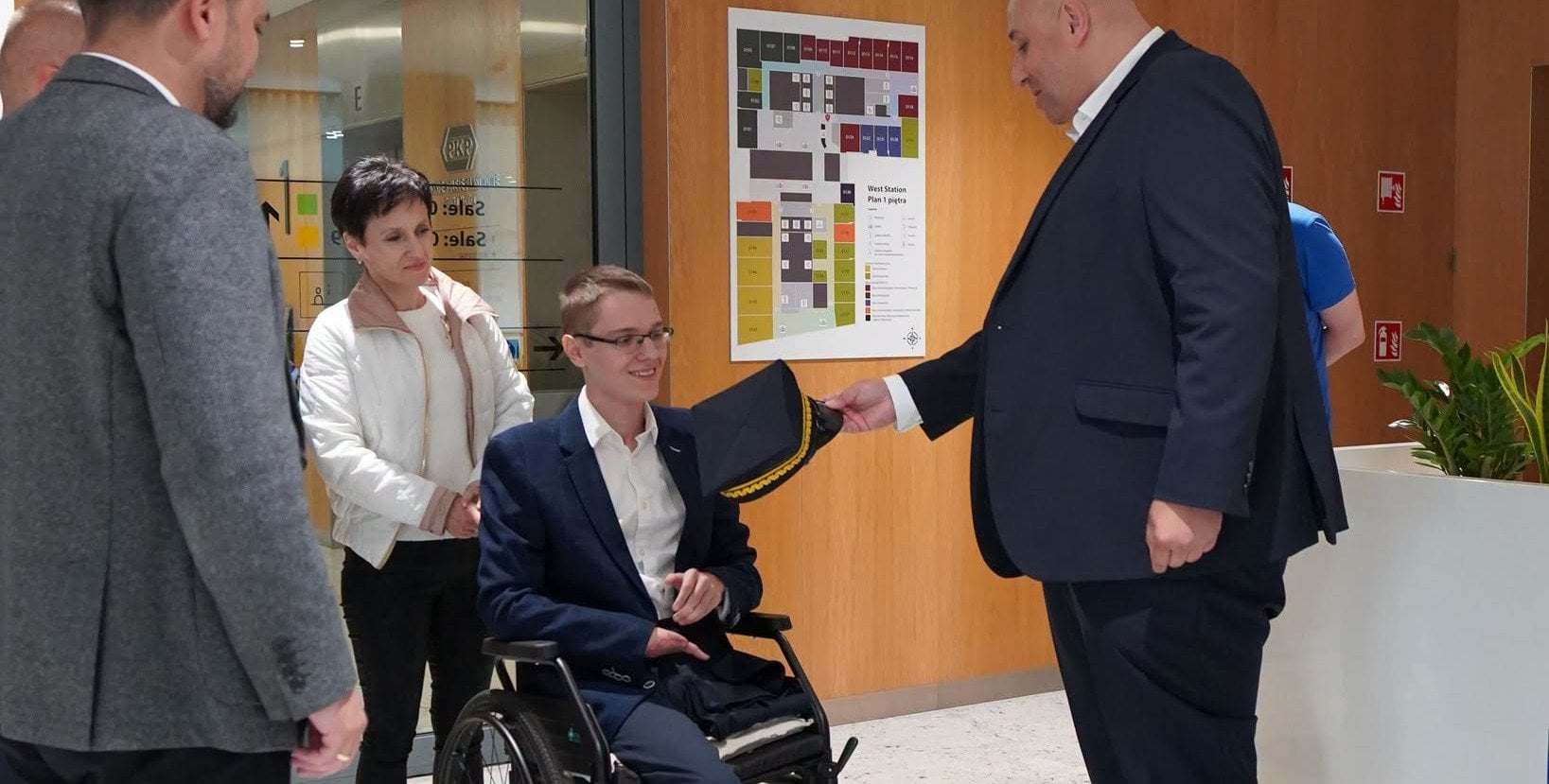 Gest polskich kolei dla 17-letniego Dominika. W wypadku na peronie stracił nogi i dłoń