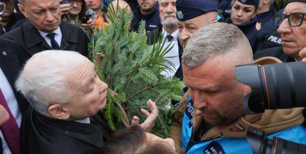 Awantura na miesięcznicy smoleńskiej. Policja wydała oświadczenie
