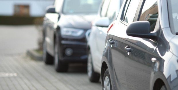 Bezpieczny parking przy lotnisku – co powinien zapewniać kierowcy?