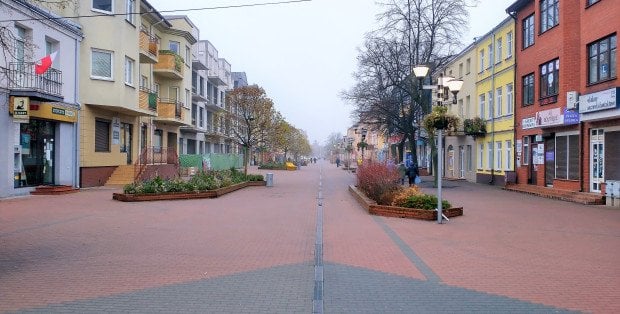 Ważny deptak w mazowieckim mieście się zazieleni. Dziś króluje tam beton