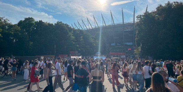 Bad Bunny na PGE Narodowym. Tłumy przed koncertem "króla latynoskiego trapu" [ZDJĘCIA]