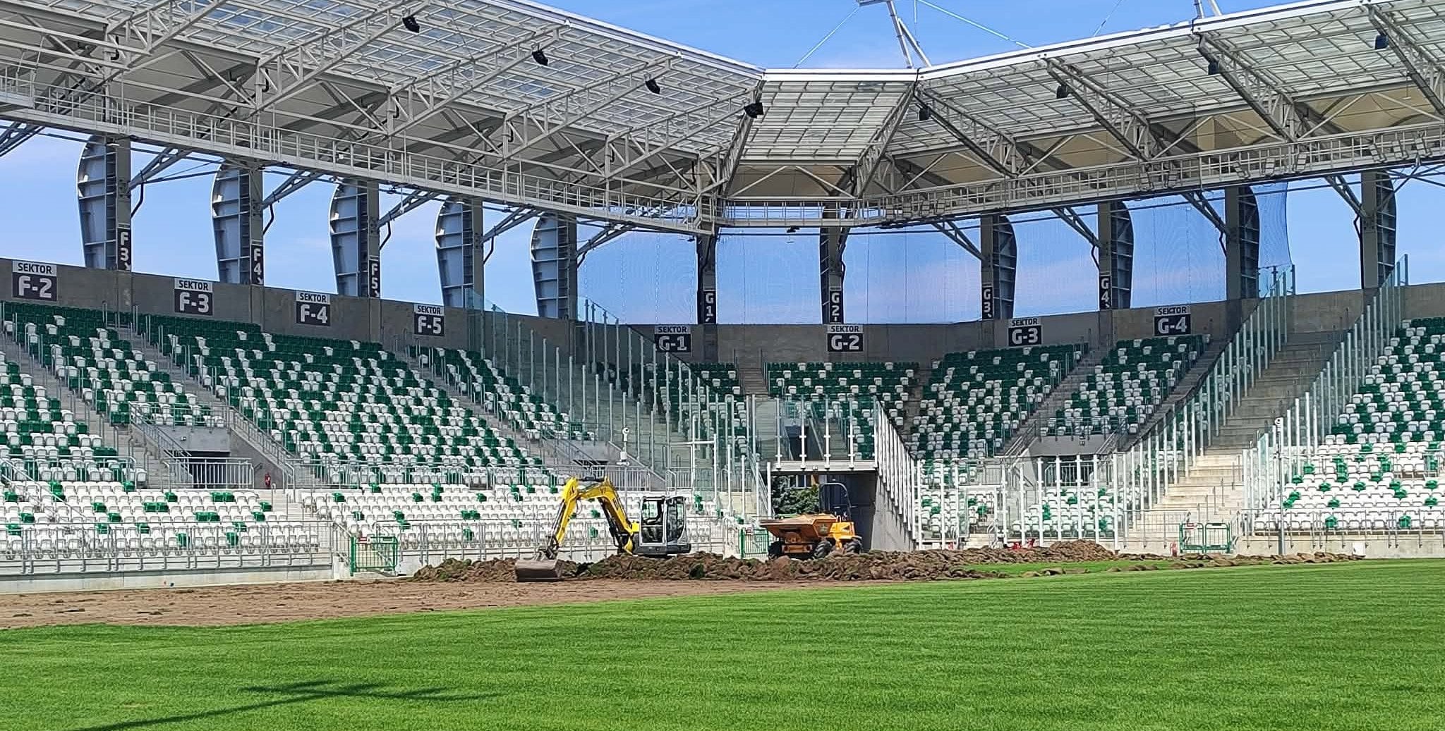 Był koncert, będzie nowa murawa. Ile kosztuje jej wymiana na części stadionu Radomiaka?